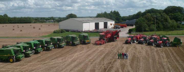 Machines agricoles modernes garées sur un champ Beaurepaire